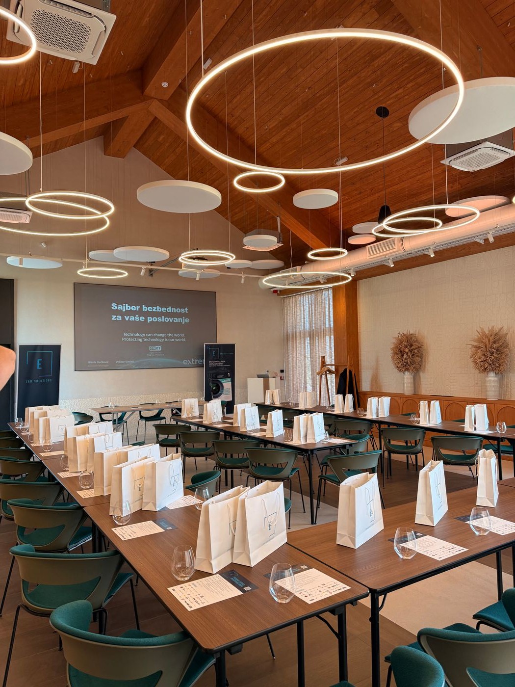 KOTA 111 - Galerija — Konferencijska sala 4