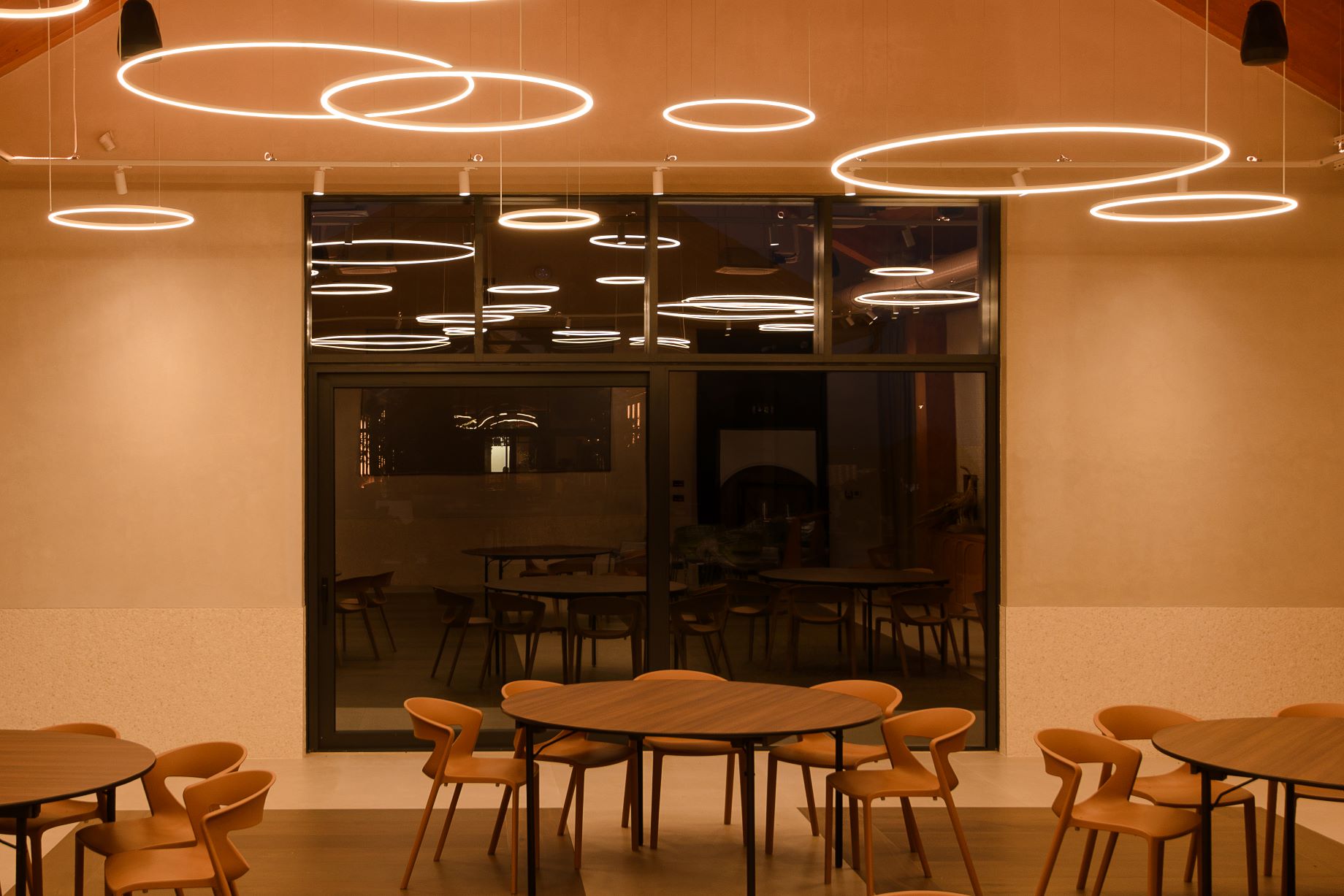 KOTA 111 - Galerija — Konferencijska sala 6